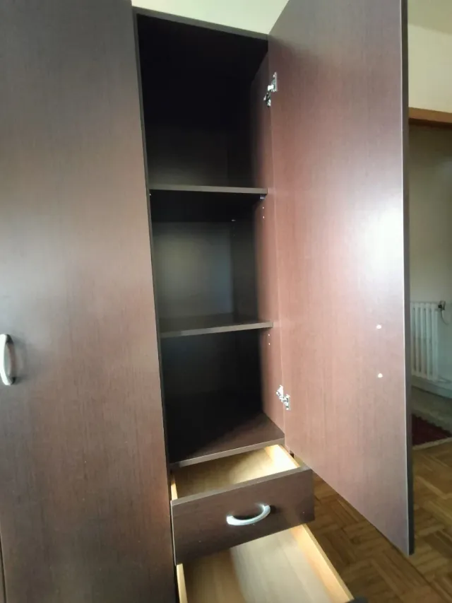 Armadio marrone a 3 ante e 3 cassetti