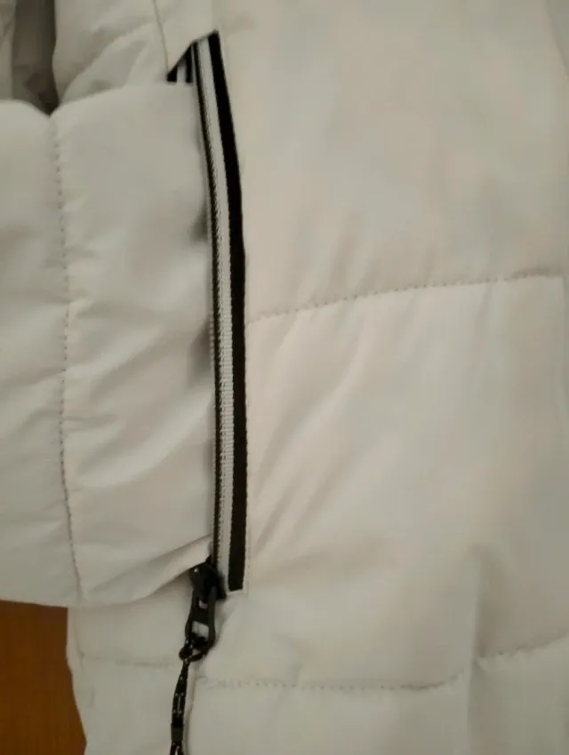 Abrigo blanco acolchado hombre