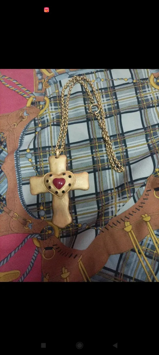 Collar Cruz Corazón Dorado y Rojo