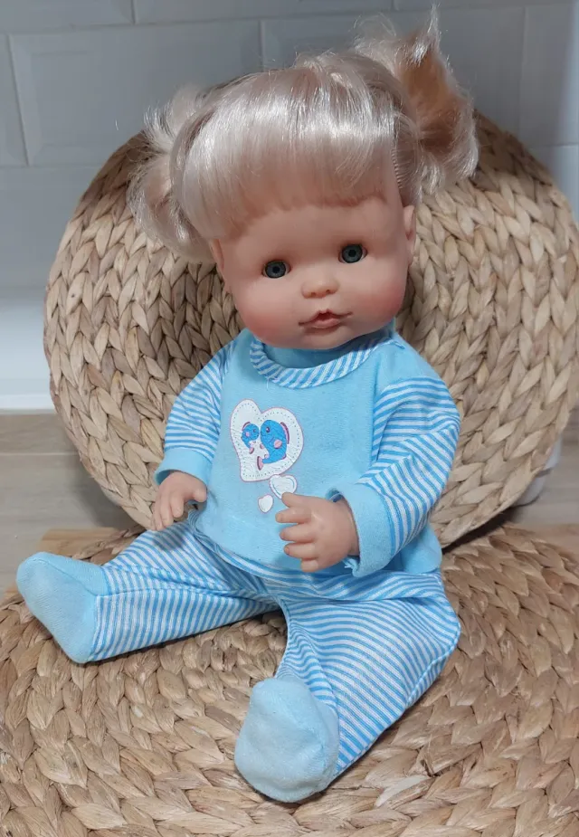 Muñeca Nenuca Pijama Rayas Azul 40 cm