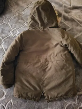 Abrigo niña verde con capucha . Talla de 5-6 años.