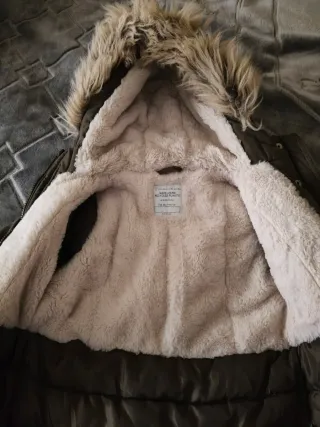 Abrigo niña verde con capucha . Talla de 5-6 años.