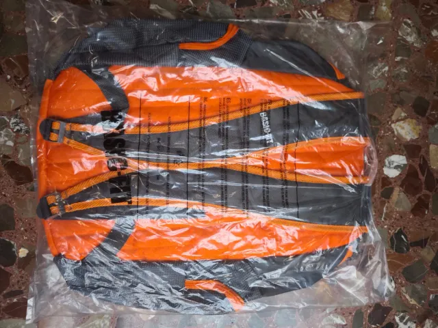 Mochila Basic Fit Gris y Naranja