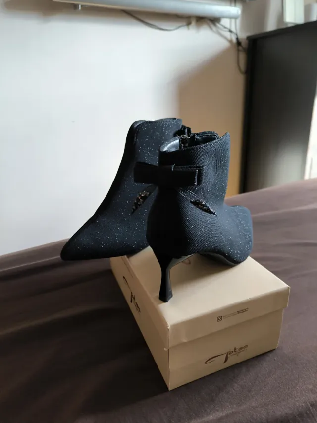 Botines negros con brillos y lazo