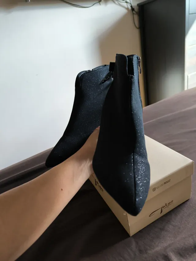 Botines negros con brillos y lazo