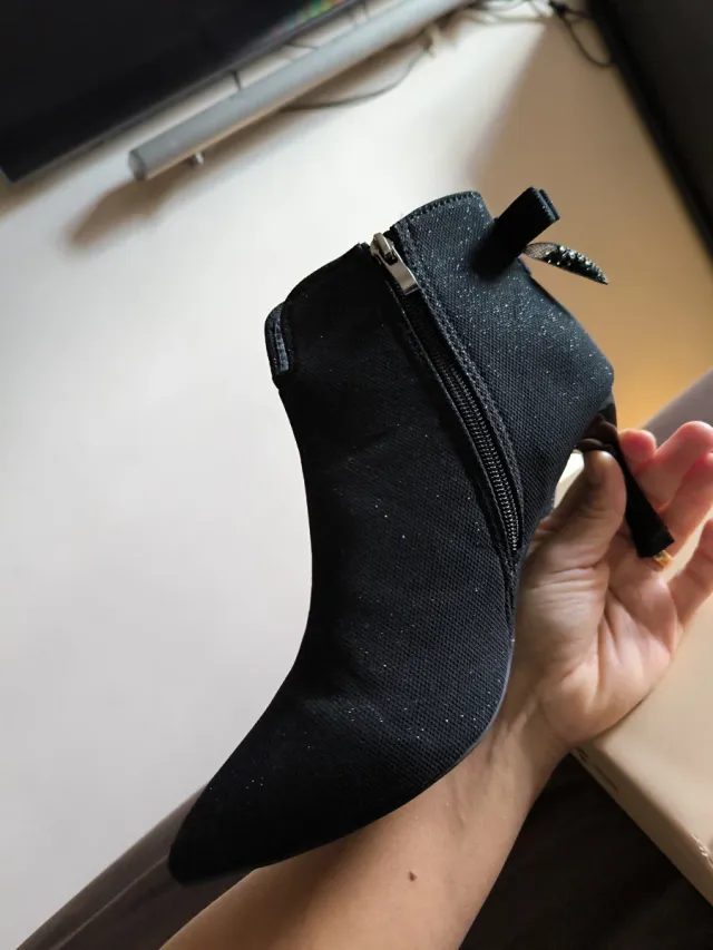 Botines negros con brillos y lazo