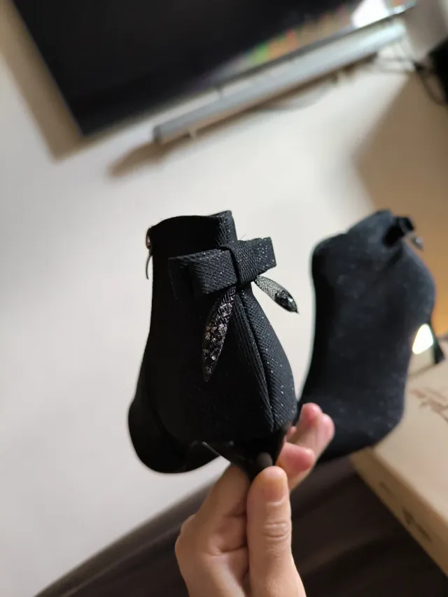 Botines negros con brillos y lazo