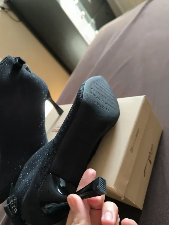 Botines negros con brillos y lazo