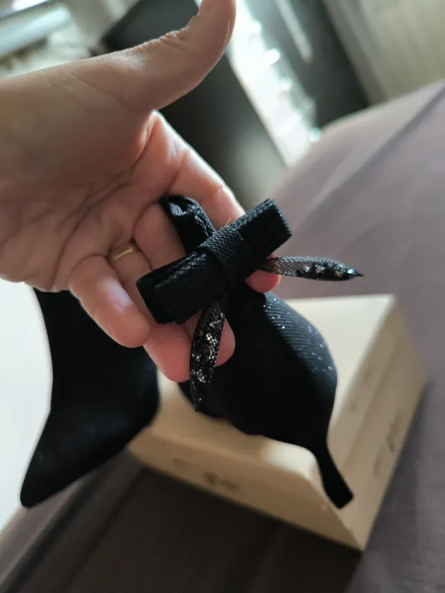 Botines negros con brillos y lazo