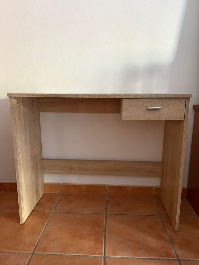 Scrivania in legno con cassetto