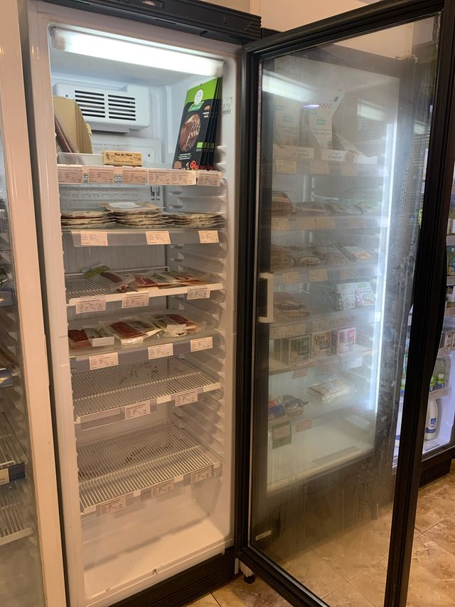 Vitrina expositora vertical 1 puerta