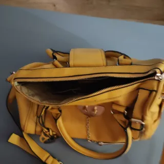 Bolso elegante amarillo con detalles dorados