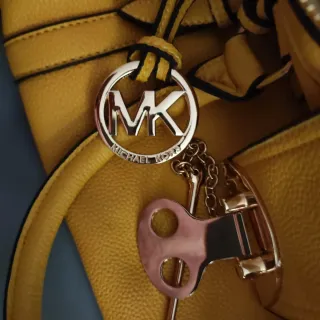 Bolso elegante amarillo con detalles dorados