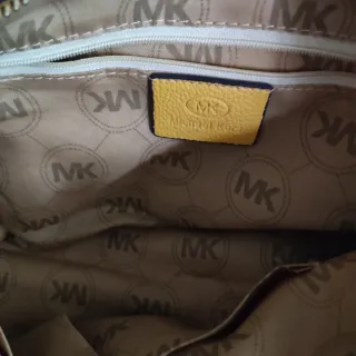 Bolso elegante amarillo con detalles dorados