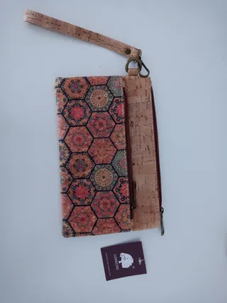 Cartera de corcho con diseño hexagonal