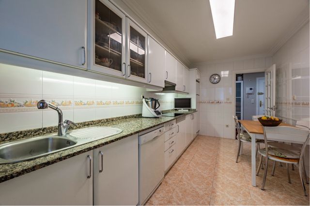 Cocina amueblada sin electrodomésticos