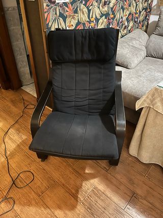 Sillón negro de tela y madera