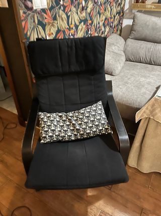 Sillón negro de tela y madera