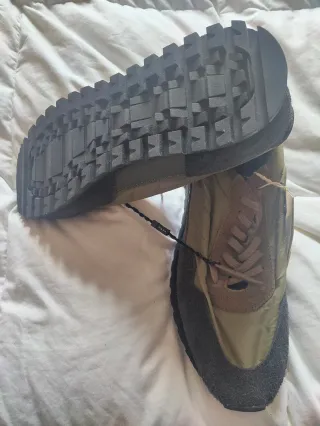 Zapatillas Zara verde oliva y gris