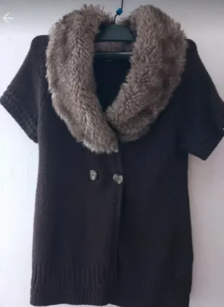 Chaqueta manga corta marrón con cuello de pelo