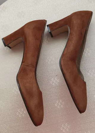 Zapatos de tacón marca "Paco Herrero" piel de ante