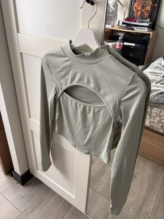 Top manga larga con abertura