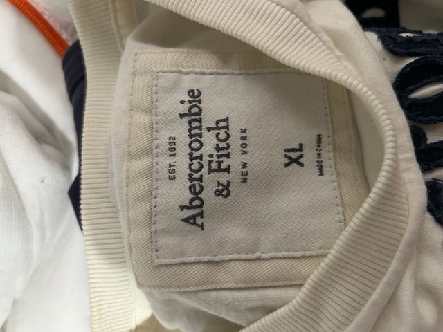 Camiseta Abercrombie & Fitch Blanca