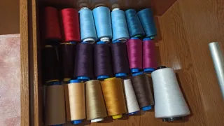 20 Conos de hilo + 1 hilo de espuma para remallado