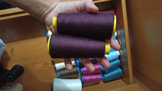 20 Conos de hilo + 1 hilo de espuma para remallado