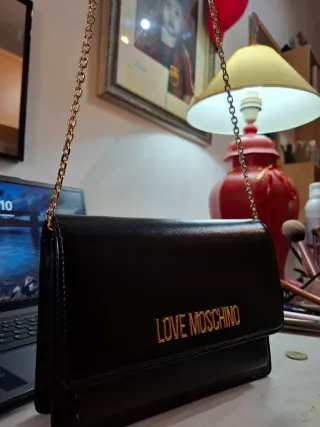 Bolso Moschino Negro Cadena y Letras Doradas