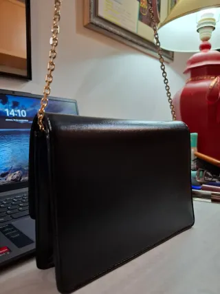 Bolso Moschino Negro Cadena y Letras Doradas