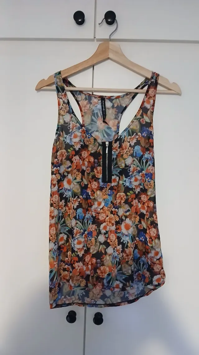 Camiseta floral con cremallera