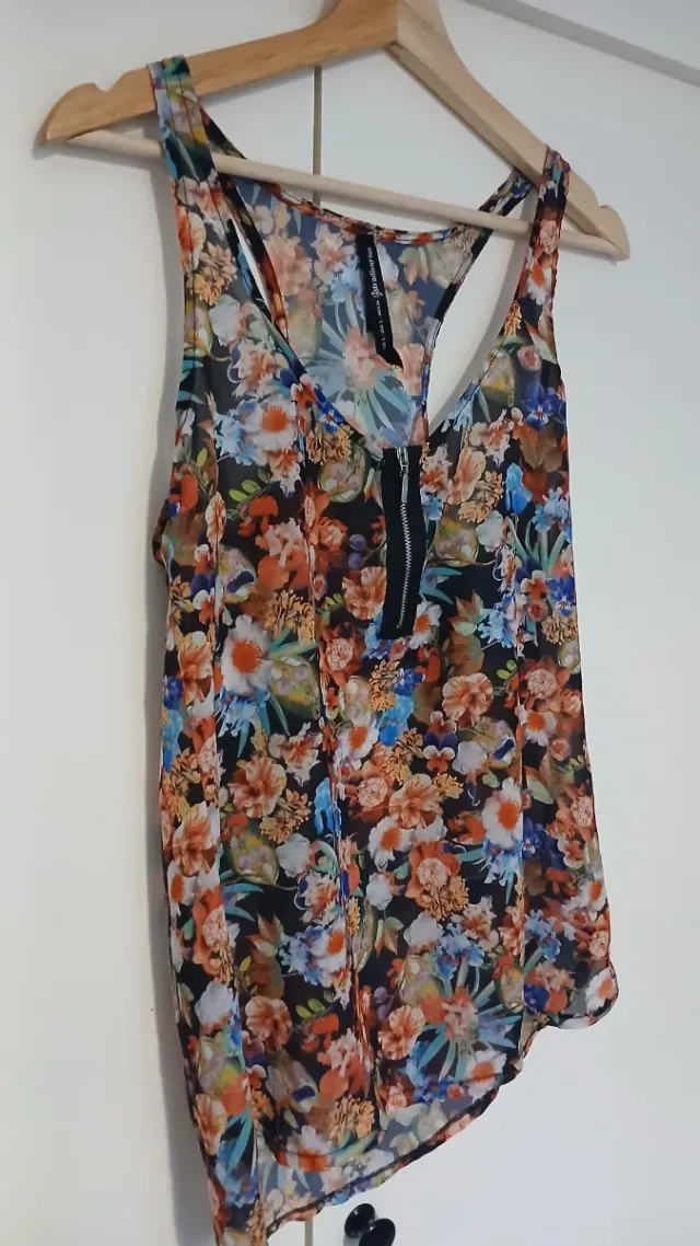 Camiseta floral con cremallera