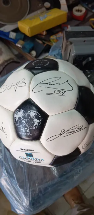 Pallone da calcio autografato