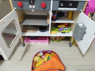 Cocinita de madera con accesorios