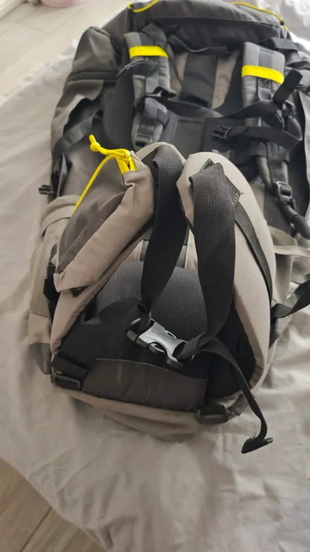 Mochila Senderismo Quechua Forclaz 70 Gris.