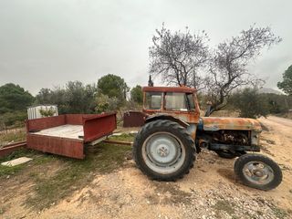 Tractor Ebro 44 con remolque