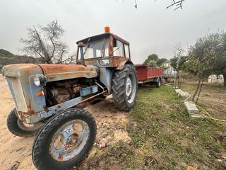 Tractor Ebro 44 con remolque