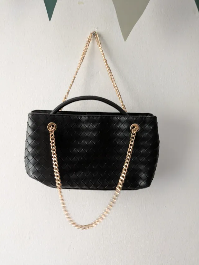 Bolso Chika10 Negro Ajustable Cadena Dorada