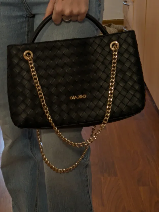 Bolso Chika10 Negro Ajustable Cadena Dorada