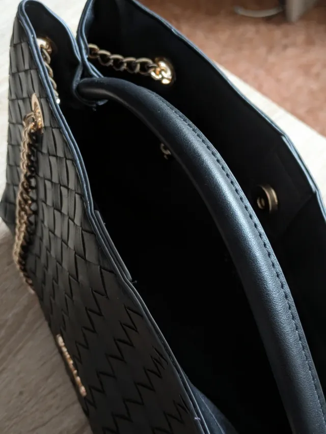 Bolso Chika10 Negro Ajustable Cadena Dorada