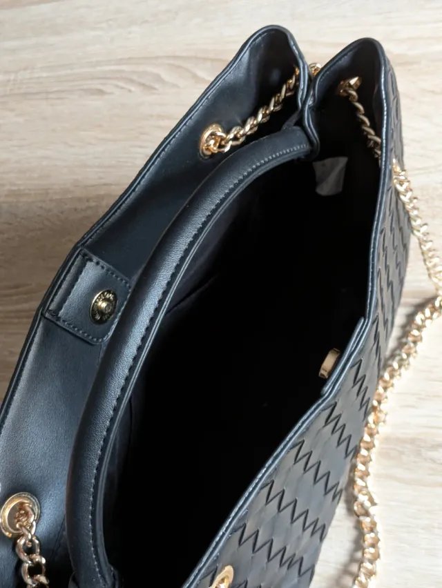 Bolso Chika10 Negro Ajustable Cadena Dorada