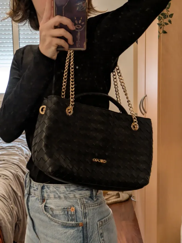 Bolso Chika10 Negro Ajustable Cadena Dorada