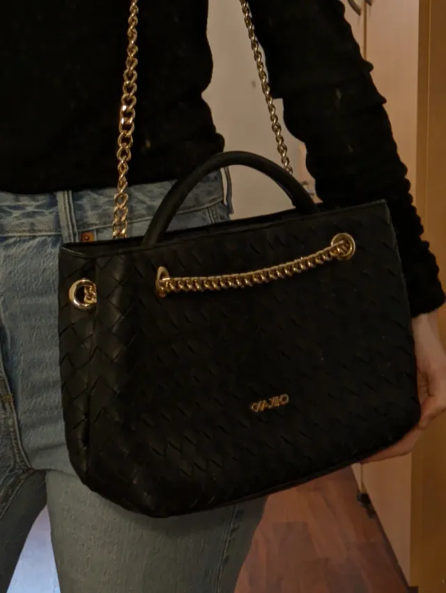 Bolso Chika10 Negro Ajustable Cadena Dorada