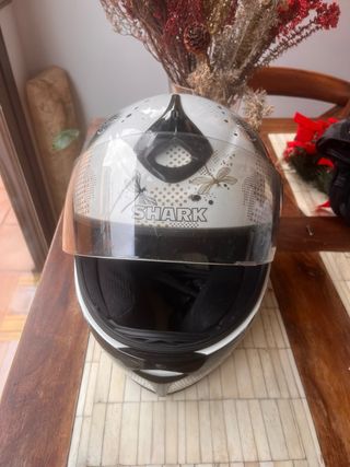 Casco de moto blanco con diseño