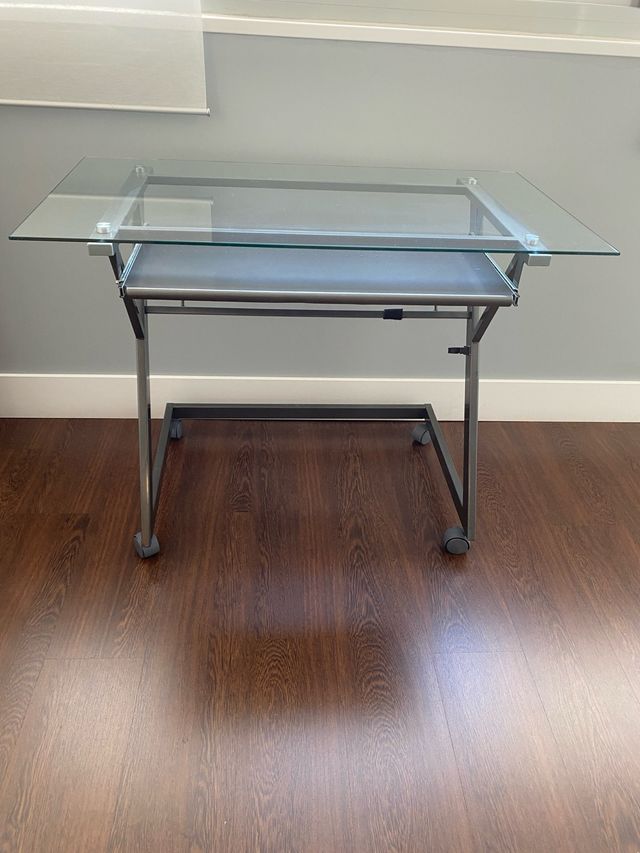 Mesa de ordenador de cristal y metal
