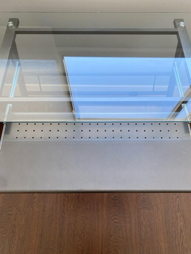 Mesa de ordenador de cristal y metal