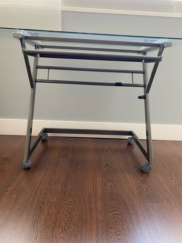 Mesa de ordenador de cristal y metal