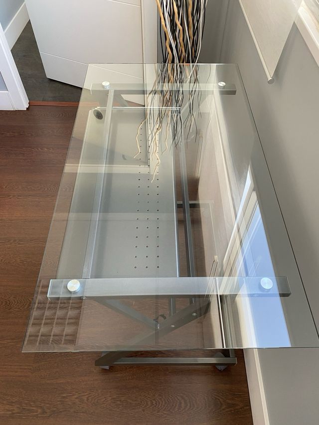 Mesa de ordenador de cristal y metal