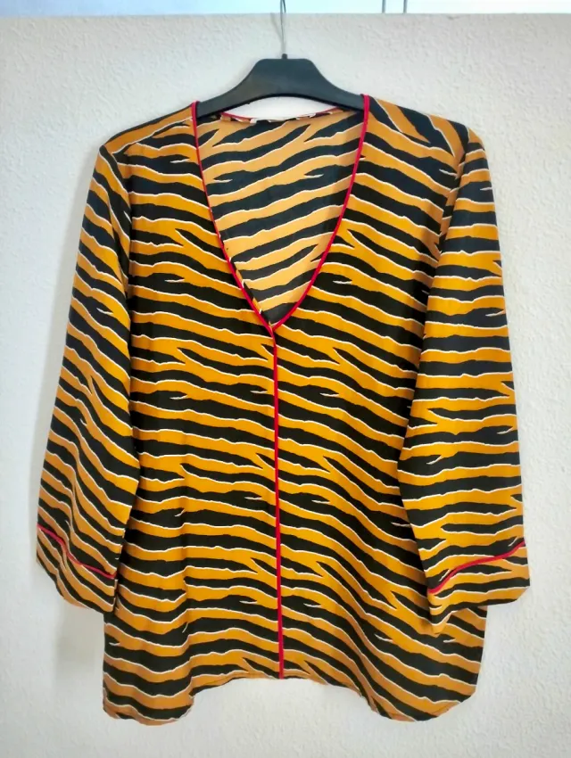 Blusa estampada mostaza y negra